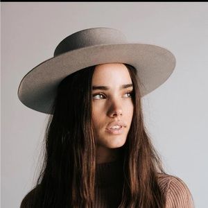 Gigi Pip, Dahlia Boater in Light Gray